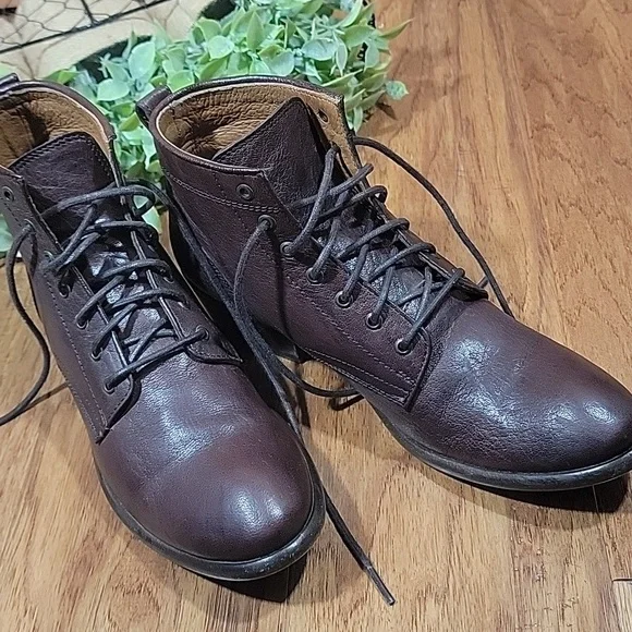 Vintage Frye Carson Dark Brown Leather Lace Up Booties - Picture 13 of 16
